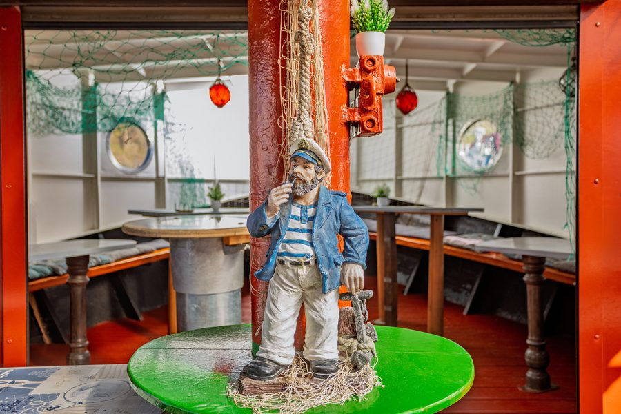 Käpt'n-Figur im Inneren des Kutters