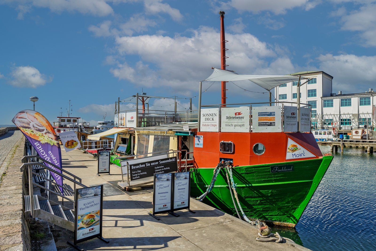 Räucherschiff Fischland · Anlauf auf der Sassnitzer Mole · Kutter, Werbeschilder und Sonnendeck